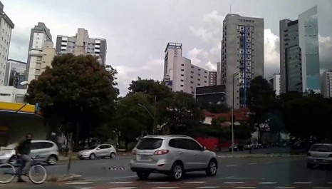 Estacionamento na 'faixa' em vias pública racha Câmara de Santos (SP)