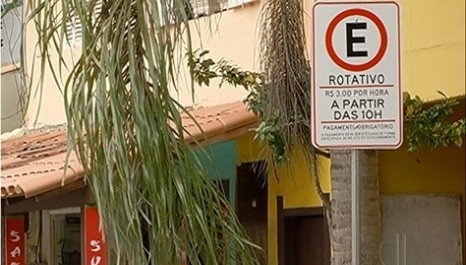Cobrança do estacionamento rotativo em Búzios, RJ, é novamente suspensa