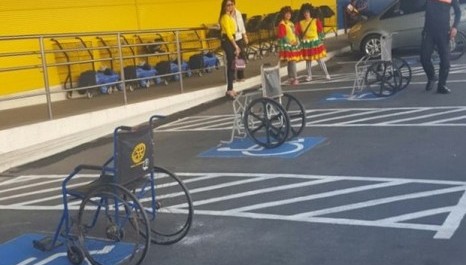 Ação estaciona cadeiras de rodas em vagas de estacionamento em Caruaru (PE)