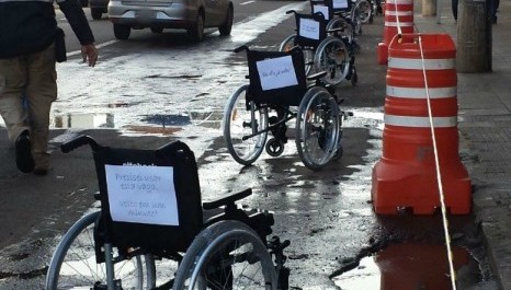 Cadeiras de rodas ocupam vagas de estacionamento em protesto em MS