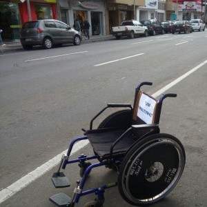 Deficientes físicos protestam em Natal por respeito a vagas em estacionamentos