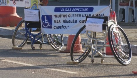 Prefeitura coloca cadeiras de rodas em estacionamentos para alertar motoristas sobre vagas especiais (RO)