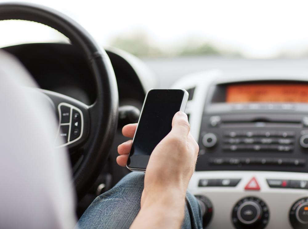 GPS rende multa? Saiba como usar celular no carro sem cometer infração