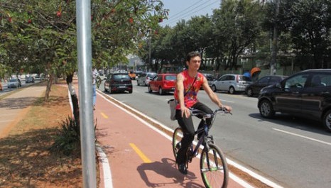 Espaço para estacionar bicicletas é insuficiente (Santos/SP)