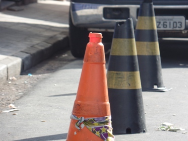 Cones marcam vagas nas ruas de Aracaju (SE)
