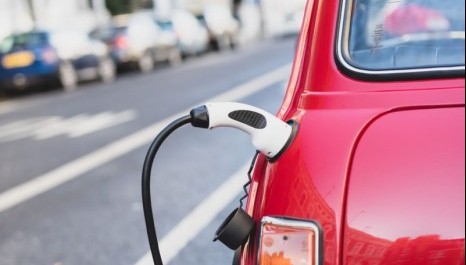 Estudo diz que carro elétrico polui mais do que modelos a diesel