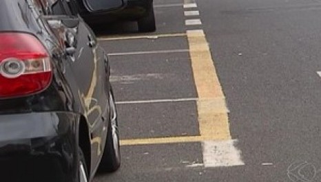 Estacionamentos irregulares prejudicam motoristas em Uberlândia (MG)