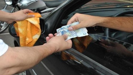 Com poucos estacionamentos públicos no Centro de Teresina, condutores pagam por mês a flanelinhas