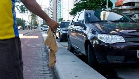 Flanelinhas cobram até 10 vezes o valor do estacionamento no Rio