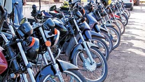 Prefeitura estuda cobrar de moto que estacionar na rua