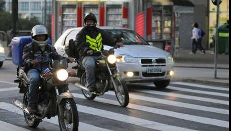 Câmara aprova trânsito de motocicletas entre veículos em fila