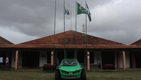 Primeiro carro elétrico produzido em série no Brasil é concluído no PR