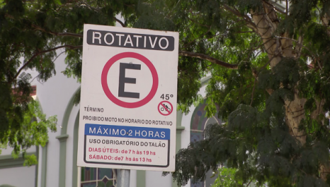 Sem estacionamento rotativo, motoristas lidam com a falta de vagas em Itaúna (MG)