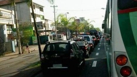 Comércio investe em estacionamento (Santos)
