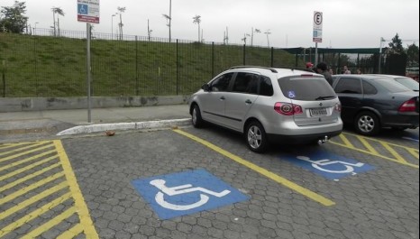 Direito de autistas a vagas para deficientes em estacionamentos é reforçado em Divinópolis (MG)
