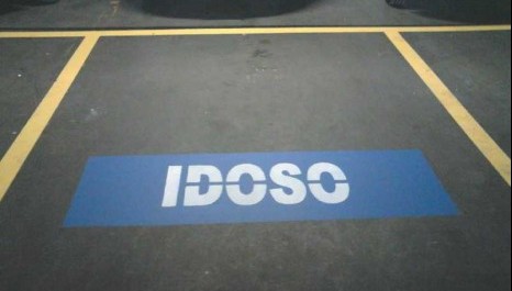Vagas para pessoas com deficiência e idosos sinalizadas em estacionamentos (RJ)