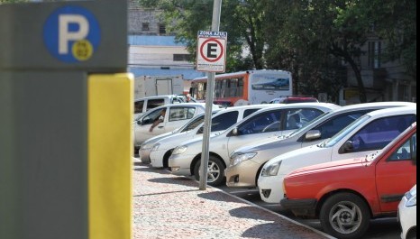 Vagas de estacionamento da zona azul começam a valer em Poá (SP)
