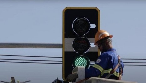 Semáforos com borda amarela se multiplicam em SP