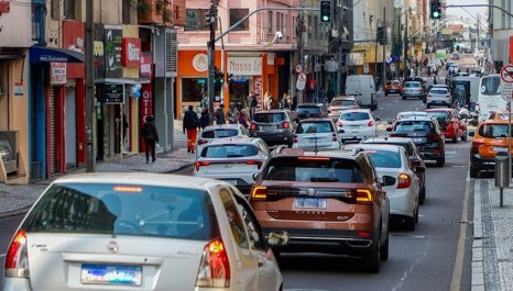 Automóvel é meio de transporte mais utilizado no deslocamento para o trabalho
